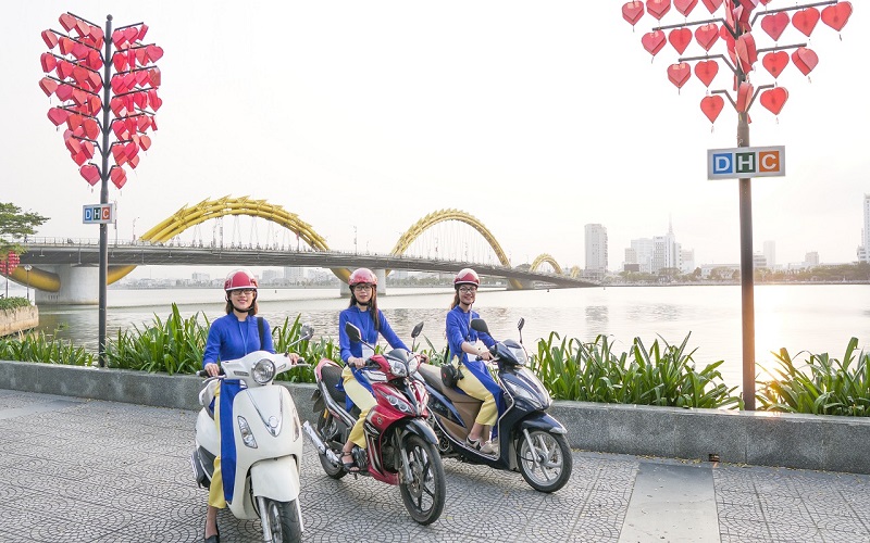 Da Night Sightseeing & Foodie Tour By Ao Dai Riders